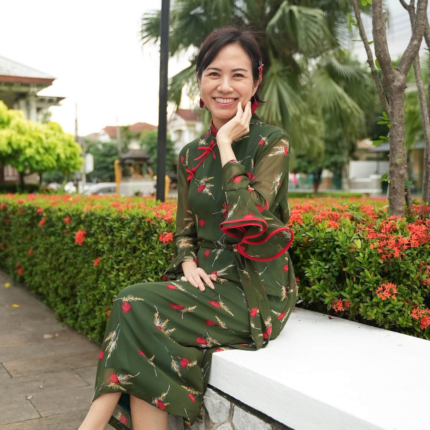 Chinese Collar Dress – ชุดกี่เพ้าเขียวดอกแดง