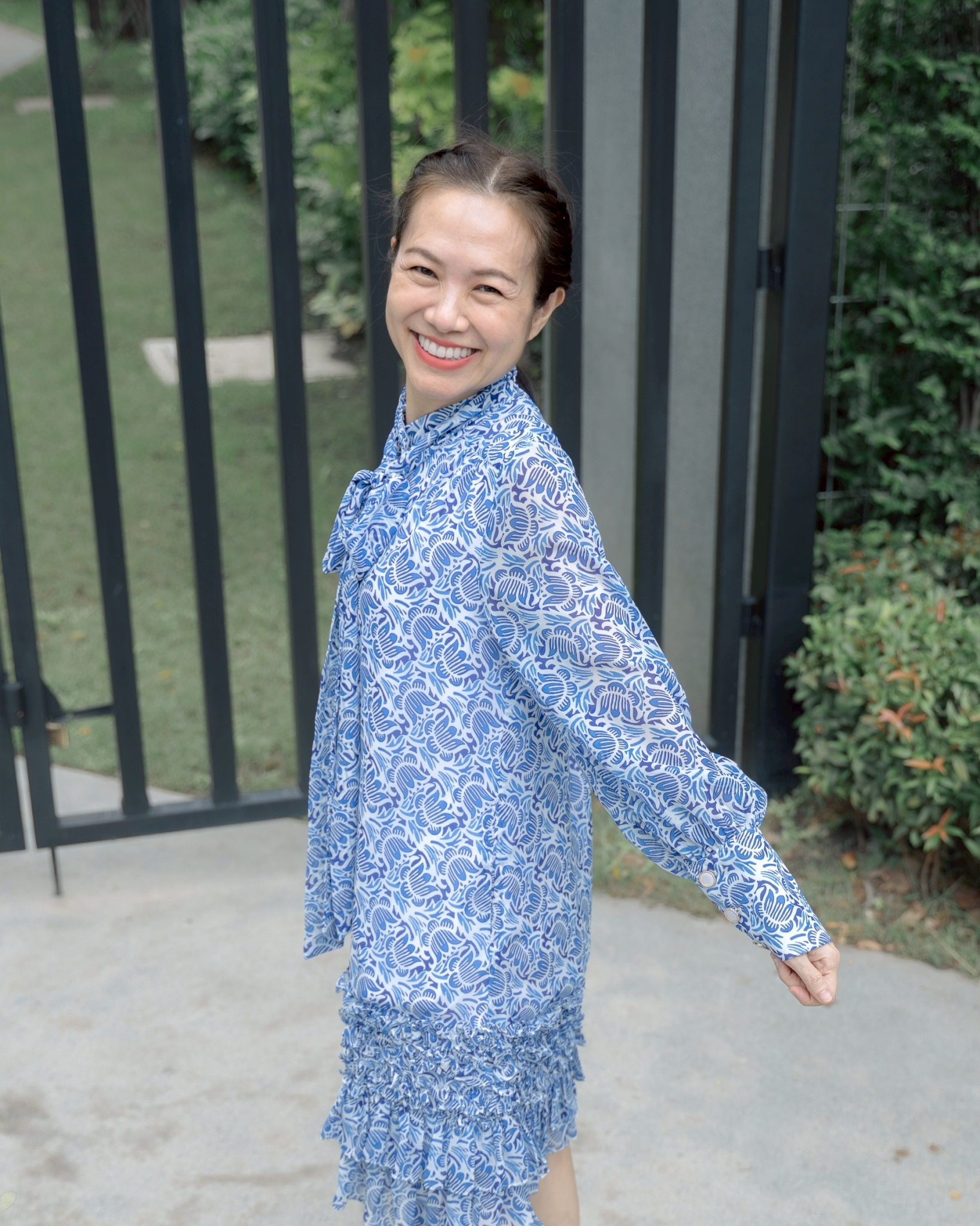 เดรสลายดอกขาวน้ำเงิน