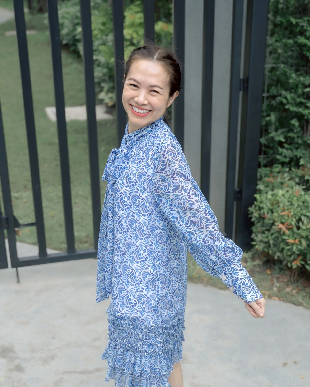 เดรสลายดอกขาวน้ำเงิน